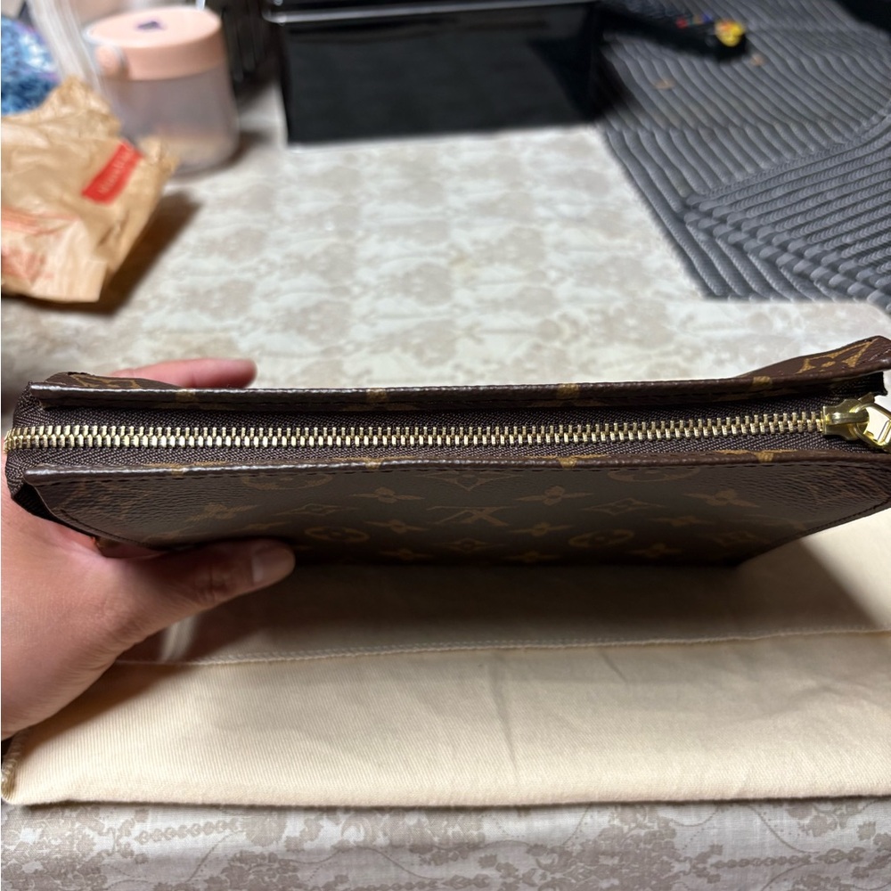 discontinued LV toiletry 19 pouch - Picture 8 of 15